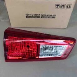 Đèn hậu mảnh trong Toyota Innova 2016-2019 815910K050