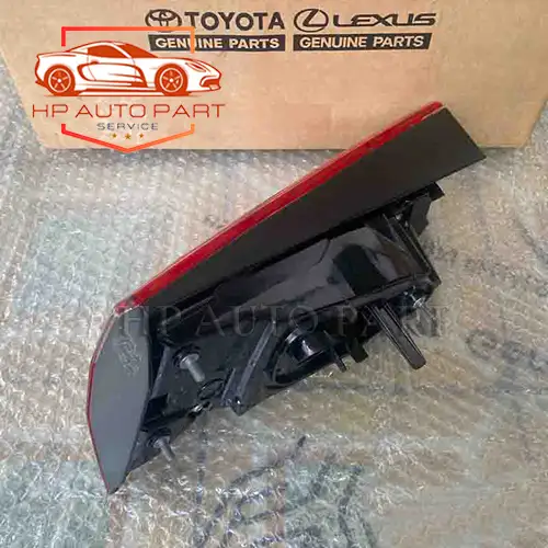 Đèn hậu mảnh trong Toyota Innova 2016-2019 815910K050