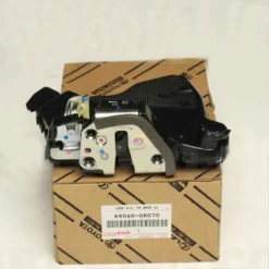 Khóa ngậm cửa Toyota Innova 2007-2015 690500K040