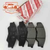 Má phanh trước Toyota Innova 2007–2015 | 04465YZZQ6 thuộc hệ thống nào trên ô tô? Má phanh trước là chi tiết thuộc hệ thống phanh – an toàn vận hành. Bộ phận này được lắp tại bánh trước, nằm giữa đĩa phanh và heo phanh, có nhiệm vụ tạo lực ma sát lớn để giảm tốc hoặc dừng bánh xe khi người lái đạp phanh, góp phần đảm bảo an toàn khi dừng/giảm tốc trong mọi điều kiện vận hành. Má phanh trước Toyota Innova 2007–2015 | 04465YZZQ6 dùng cho dòng xe nào? Phù hợp với Toyota Innova sản xuất từ 2007 đến 2015 sử dụng hệ thống phanh đĩa phía trước nguyên bản. Đây là má phanh trước chính hãng Toyota/Mobis, mã 04465YZZQ6, được thiết kế chuẩn theo thông số kỹ thuật Toyota Innova đời này, đảm bảo tương thích hoàn toàn với heo phanh và đĩa phanh nguyên bản. 👉 Khi thay má phanh trước, nên kiểm tra đồng thời đĩa phanh, heo phanh và dầu phanh để đảm bảo hệ thống phanh hoạt động đồng bộ và hiệu quả lâu dài. Khi nào cần thay Má phanh trước Toyota Innova 2007–2015 | 04465YZZQ6? Bạn nên thay má phanh trước khi: Có tiếng kêu rít, chíp chíp khi đạp phanh – dấu hiệu má phanh mòn. Phanh kém hiệu quả, phải đạp sâu hơn bình thường để dừng xe. Khi kiểm tra kỹ thuật phát hiện má phanh mòn mỏng, không còn độ bám tốt. Rung hoặc giật đầu xe khi phanh mạnh. Đến chu kỳ bảo dưỡng phanh định kỳ theo khuyến cáo nhà sản xuất. Ưu điểm nổi bật của Má phanh trước Toyota Innova 2007–2015 | 04465YZZQ6 Chuẩn chính hãng Toyota – tương thích hoàn toàn với hệ thống phanh nguyên bản. Chất liệu ma sát cao cấp, mang lại lực phanh ổn định và nhạy. Giảm tiếng ồn & hao mòn không đều, tăng tuổi thọ phanh. Lắp đặt chuẩn OEM, không cần chỉnh sửa hay gia công thêm. Tăng độ an toàn khi vận hành, đặc biệt trong phanh gấp hoặc đường trơn. Cam kết khi mua tại HP Auto Part Hàng chính hãng Toyota / chất lượng tương đương OEM Mã phụ tùng chuẩn 04465YZZQ6 – phù hợp Toyota Innova 2007–2015 Tư vấn kỹ thuật chính xác, hỗ trợ xác định đời xe & vị trí phụ tùng Giao hàng toàn quốc, đóng gói chắc chắn, hạn chế hư hỏng Hỗ trợ hướng dẫn lắp đặt & kiểm tra hệ thống phanh nếu cần